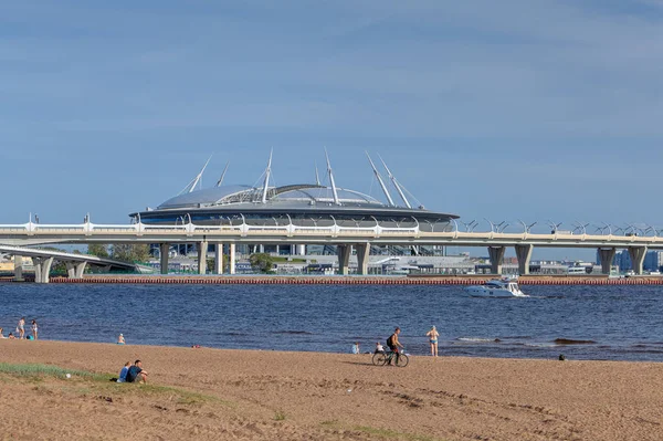 Beach in city park next to road overpass and stadium. — Stock Photo, Image