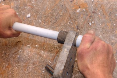 Polipropilen borular kaynak, yakın çalışan eller.