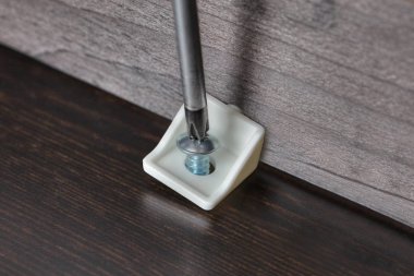 Bir tornavida kullanarak vida ile montaj mobilya köşe aparatı
