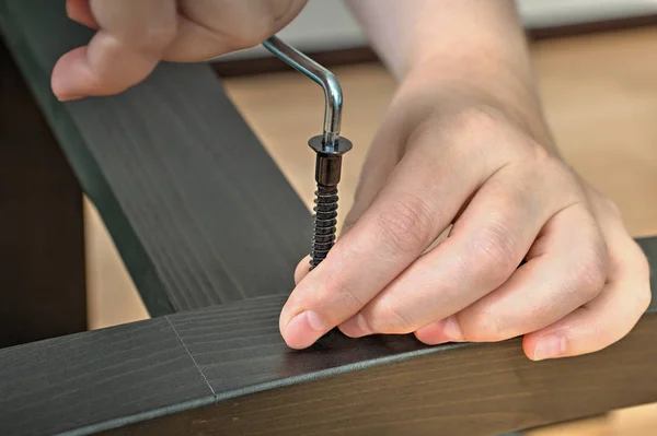 Muebles de montaje, tornillos de tornillo en madera con llave allen — Foto de Stock