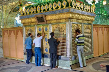 İslami bir tapınak, yansıtılmış türbesi, Shira İranlı erkeklerin ibadet