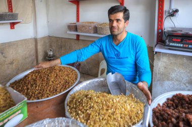 Sokak satıcısı satan kuru üzüm ve kuru kayısı, Şiraz, Iran.