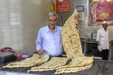 Pastanede, baker geleneksel İran düz ekmek lavaş holding alışveriş.