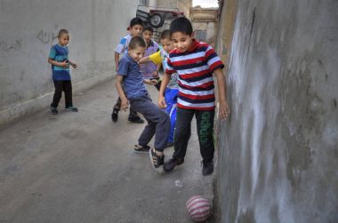 İranlı gençler içinde belgili tanımlık yarda, Şiraz, Iran futbol oynamak.