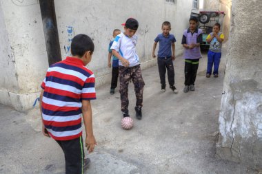 İranlı gençler futbol bir avluda, Şiraz, Iran.