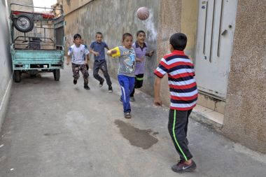 Şiraz, Iran bahçede futbol oynarken İran çocuklar