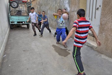 Futbol oynarken bahçede, Şiraz, Iran İran Caddesi çocuklar