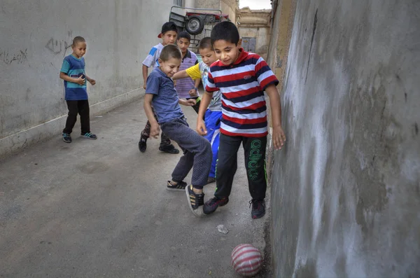 İranlı gençler içinde belgili tanımlık yarda, Şiraz, Iran futbol oynamak. — Stok fotoğraf