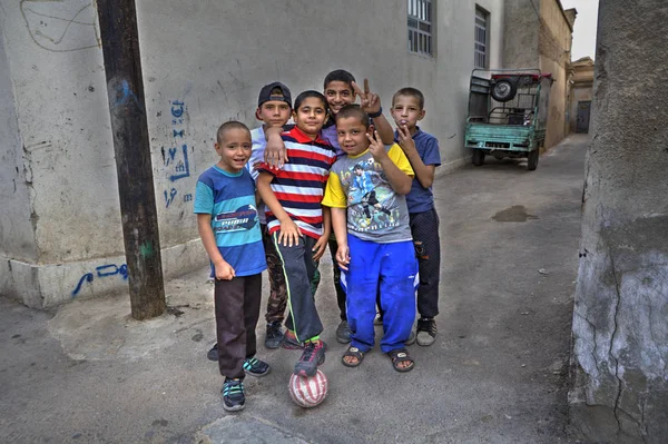 Grup genç fotoğrafçı, Şiraz, Iran için poz avlunun