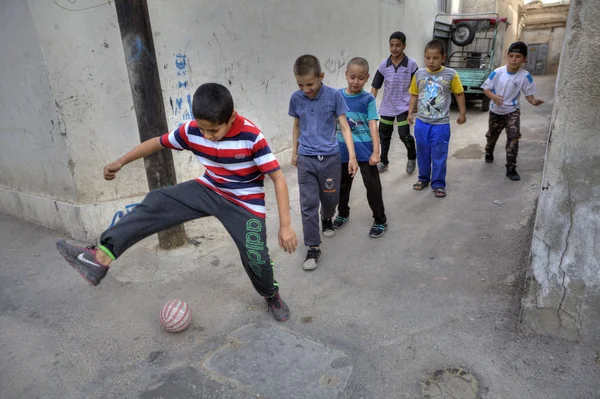Iráni tizenévesek játszanak, a hazai futball, Siráz, Irán. — Stock Fotó
