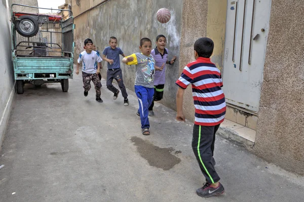 Ragazzi iraniani che giocano a calcio nel cortile Shiraz, Iran — Foto Stock