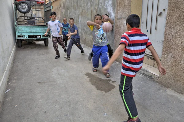 Irański ulicy chłopców gry w piłkę nożną w stoczni, Sziraz, Iran — Zdjęcie stockowe