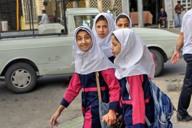 Şiraz, Iran Caddesi üzerinde üniforma okulda birkaç kız.