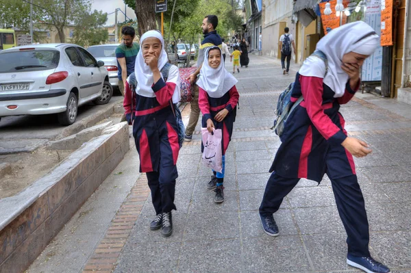 Alegre iraní colegiala en uniforme escolar ir a casa después scho — Foto de Stock