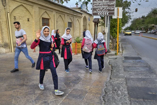 De terugkeer naar huis van de Iraanse schoolkinderen na school, Shiraz, Iran. — Stockfoto