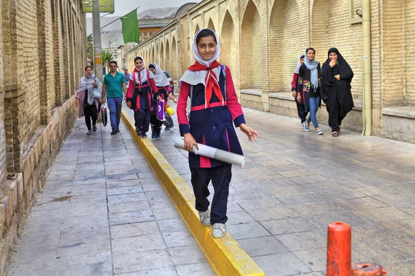 Chica iraní en uniforme escolar va a casa en la calle de la ciudad . — Foto de Stock