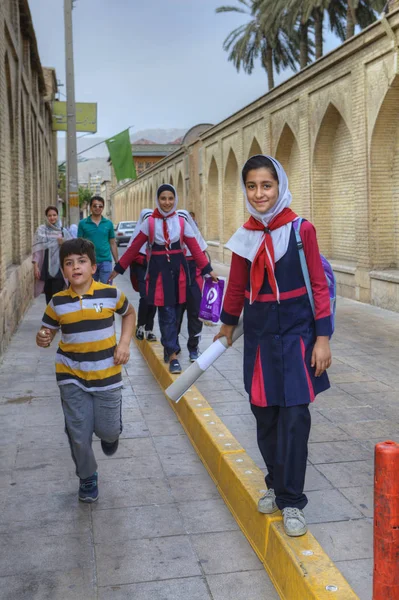 Иранская школьница в форме возвращается домой после школы. . — стоковое фото