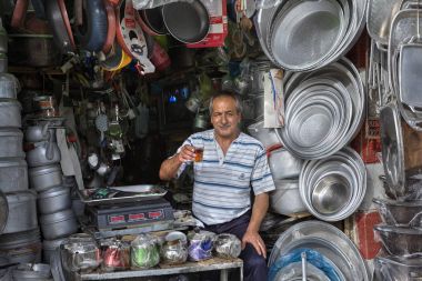 Satıcı alüminyum Züccaciye ve mutfak eşyaları Salonu, Şiraz, Iran tencere.