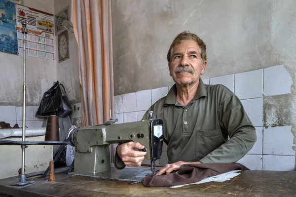 Tailor working at tailor 's shop using sewing machine, Shiraz, Irão . — Fotografia de Stock