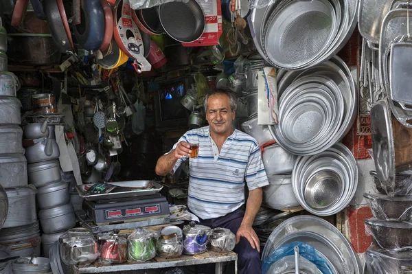 Vendedor de pratos e panelas de alumínio na loja de utensílios de cozinha, Shiraz, Irão . — Fotografia de Stock