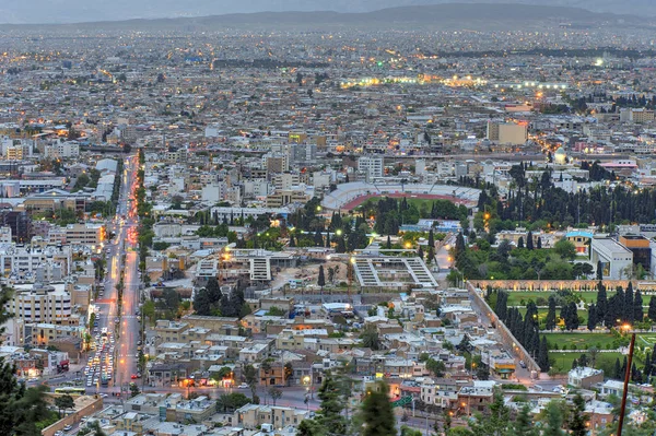 Cityscape, akşam, Şiraz, Iran üst noktasından görüntülendi.