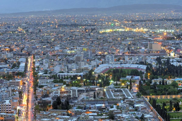 Τοποθετήστε το αστικό τοπίο, θέα από την κορυφή μετά το ηλιοβασίλεμα, Σιράζ, Ιράν. — Φωτογραφία Αρχείου
