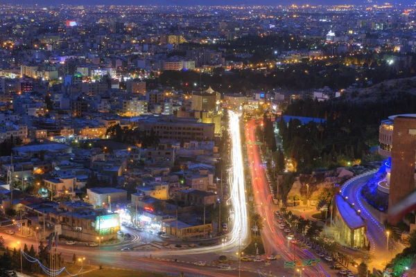 Νυχτερινό φωτισμό το βράδυ πόλη Σιράζ, κυκλοφορίας στο σούρουπο, Ιράν. — Φωτογραφία Αρχείου