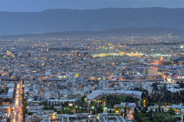 Üst noktası, Şiraz, Iran çekim akşam ışığında kentsel panorama.