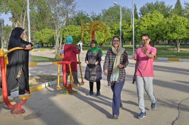  Türbanlı Müslüman kadınlar sabah egzersizlerini dışarıda, Şiraz, İran 'da yapıyorlar..