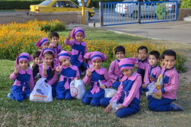 Pembe üniformalı İranlı anaokulu öğrencilerinin grup portresi, Şiraz, İran.