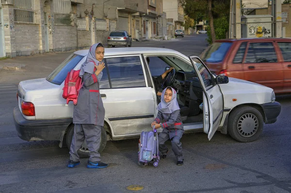 Due ragazze musulmane in uniforme scolastica scesero dall'auto, Shiraz, Iran. — Foto Stock