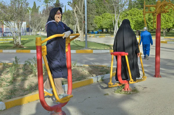 Sabah spor salonunda, Şiraz, İran 'daki spor salonunda tesettüre giren Müslüman kadın..