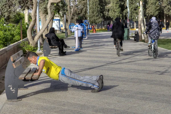 Poranne szkolenie sportowe w parku rozrywki miejskiej, ćwiczenia dla mężczyzn, Shiraz, Iran. — Zdjęcie stockowe