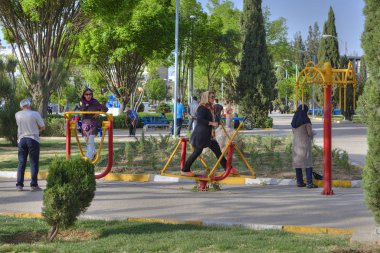  Müslüman kadın fitness ekipmanları spor toprağa kullanarak egzersiz yapmak.