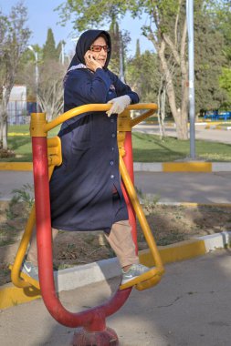 Sabah spor salonunda tesettürlü Müslüman kadın, Şii, İran.