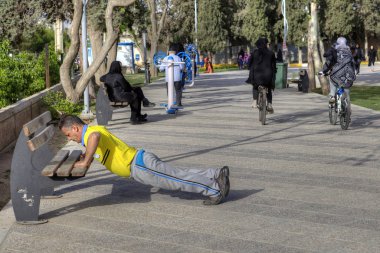 Sabah spor şehir eğlence parkı, egzersiz, Şiraz, Iran şeyleri yaparak eğitim.