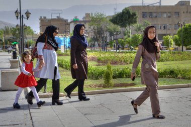 Müslüman kadınlar şehir merkezinde yürüyorlar, Şiraz, İran.
