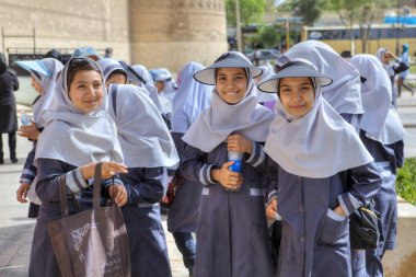 Okul üniforması İran okul kız hijab ve baş güneşlik, Şiraz, Iran ile.