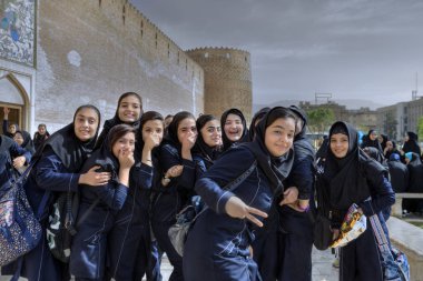 Ortaçağ Kalesi Arg Karim Khan, Şiraz, Iran yakınındaki kız öğrenciler.