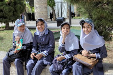 Onlar İslam okul üniforması, Şiraz, Iran giyinmiş bahçesinde kız öğrenciler dinlenme.