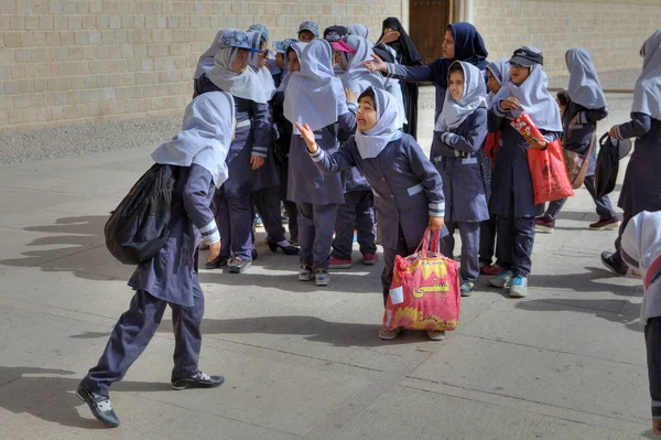 Sekolah-sekolah Iran telah menyiapkan panduan tur ke museum kota, Shiraz, Iran . — Stok Foto
