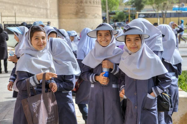 Sekolah seragam gadis sekolah Iran dengan hijab dan kepala visor, Shiraz, Iran . — Stok Foto