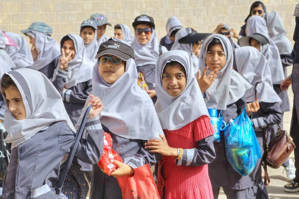 Kale, Şiraz, Iran duvarlarında, Tur başlamak için bekleyen İran kız öğrenciler.