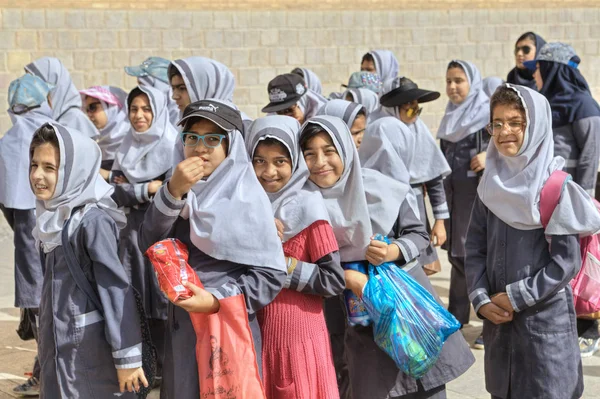 Iranian schoolgirls waiting to start the tour around museum, Shiraz, Iran. — Stock Photo, Image