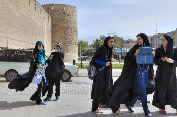 Estudantes iranianas em frente à Cidadela de Karim Khan, centro da cidade, Shiraz, Irão . — Fotografia de Stock