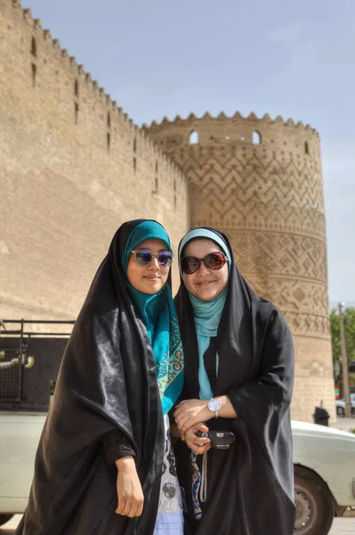 Retrato de alunas em Arg of Karim Khan fort, Shiraz, Irão . — Fotografia de Stock