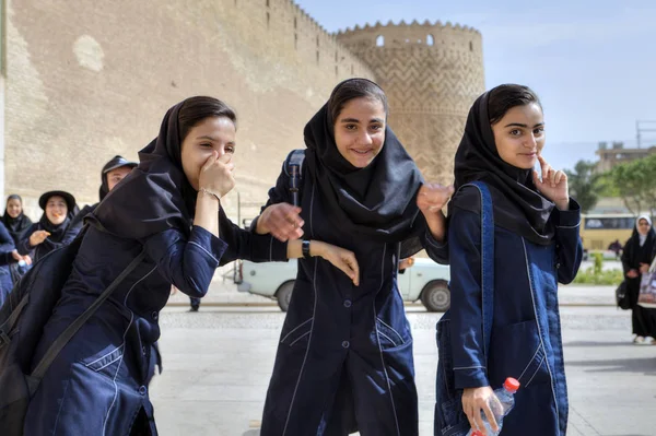 Estudantes iranianas retornaram da excursão do Castelo Karim Khan, Shiraz, Irã . — Fotografia de Stock