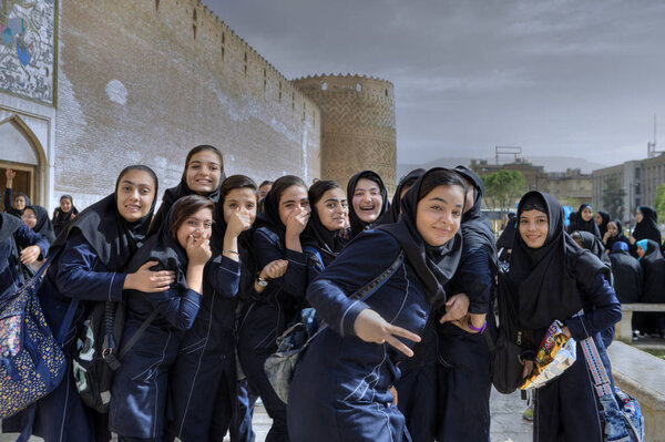 Школьные девочки возле средневековой крепости Арг-оф-Карим-Хан, Шираз, Иран
.