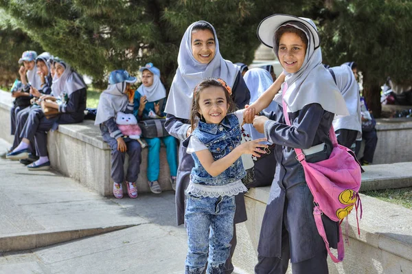 Gadis sekolah Iran dalam seragam sekolah untuk berjalan-jalan di sekitar kota, Shiraz, Iran . — Stok Foto