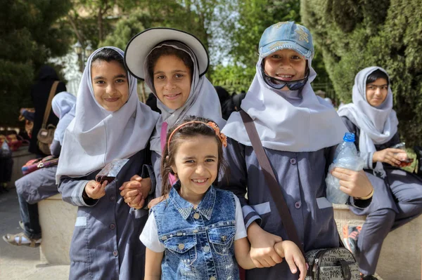 Iranische Schulmädchen posieren für Fotografen im Stadtpark, shiraz, iran. — Stockfoto